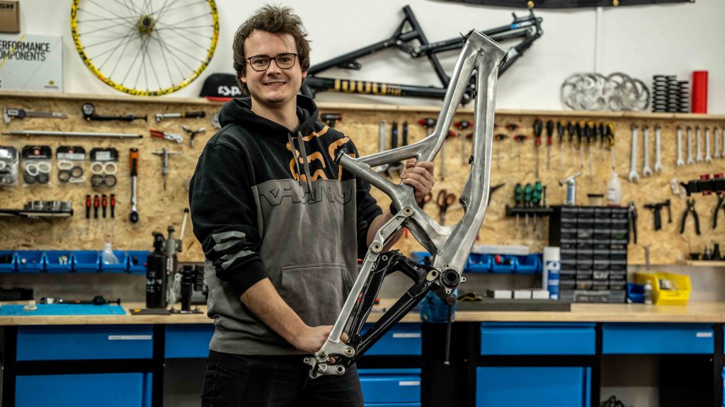 SPECIALIZED DEMO 8 - DH Projekt